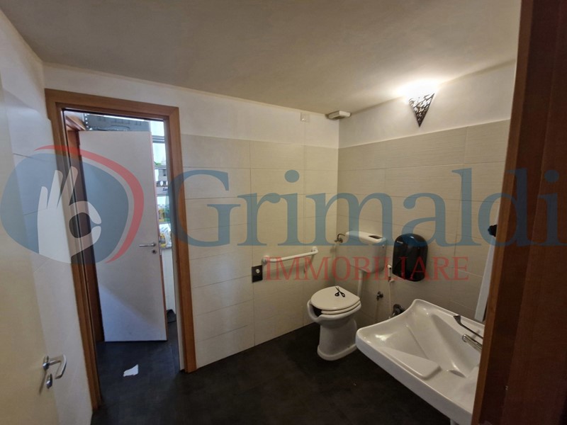 Attività commerciale in Vendita a Messina, 150'000€, 200 m²