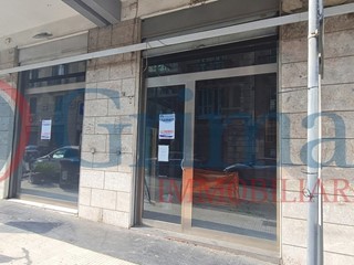 Negozio in Affitto a Messina, 1'000€, 90 m²