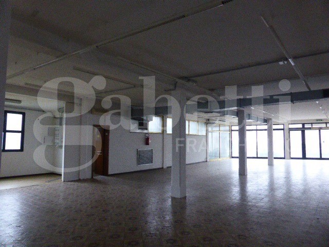 Negozio in Affitto a Casale sul Sile, 2'500€, 400 m²