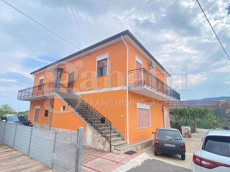 Casa Indipendente in Vendita a Patti, 205'000€, 250 m²