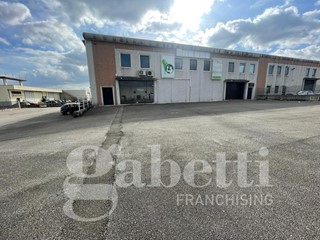 Capannone in Vendita a Dragoni, 650'000€, 1100 m²