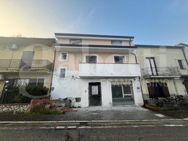 Casa Indipendente in Vendita a Dragoni, 160'000€, 200 m²