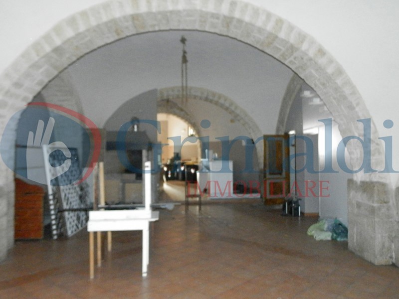 Negozio in Affitto a Trani, 1'800€, 318 m²