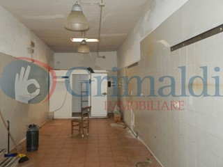 Negozio in Affitto a Trani, 1'800€, 318 m²