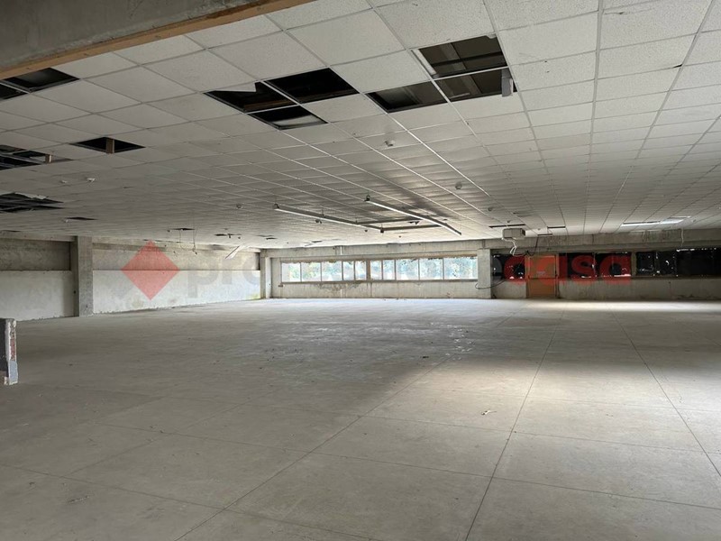 Capannone in Vendita a Arezzo, 2'000'000€, 2400 m²