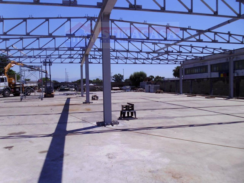 Capannone in Affitto a Cardito, 12'000€, 2000 m²