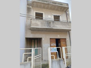 Casa Indipendente in Vendita a Guagnano, zona Villa Baldassarri , 65'000€, 155 m²