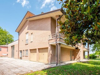 Casa Indipendente in Vendita a Reggio Emilia, zona Sesso, 620'000€, 490 m²