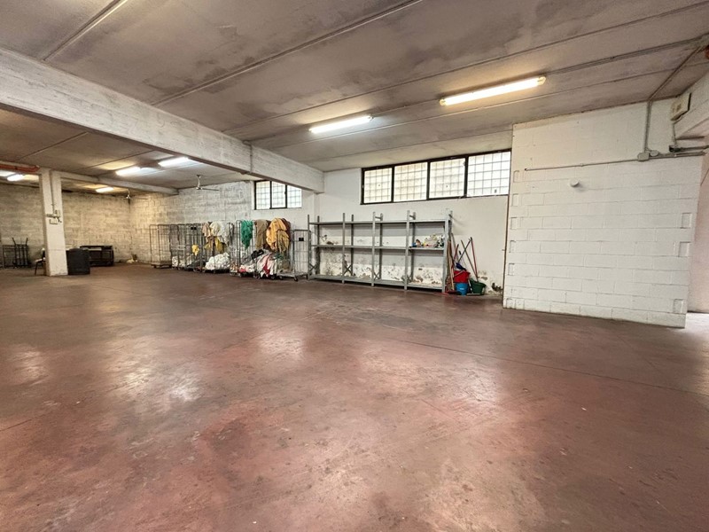Magazzino in Affitto a Ciampino, 1'300€, 250 m²