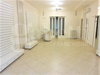 Ufficio in Affitto a Follonica, 750€, 70 m²