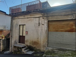 Bilocale in Vendita a Aci Catena, zona Aci San Filippo, 50'000€, 50 m², con Box