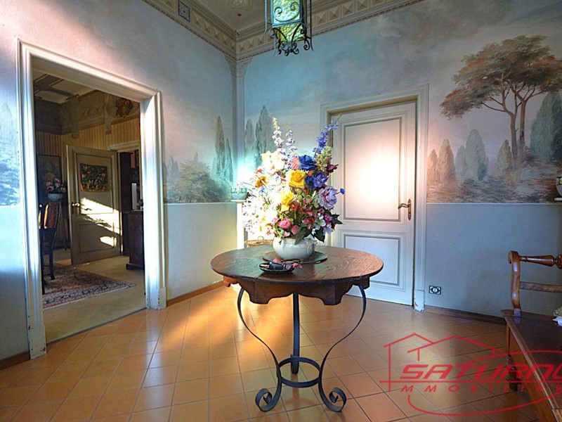 Villa in Vendita a Lucca, zona Ponte a Moriano, 645'000€, 380 m², con Box