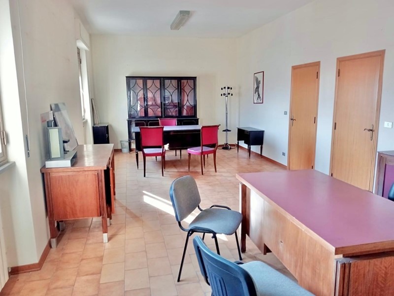 Ufficio in Affitto a Arezzo, 1'100€, 150 m²