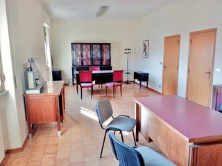 Ufficio in Affitto a Arezzo, 1'100€, 150 m²