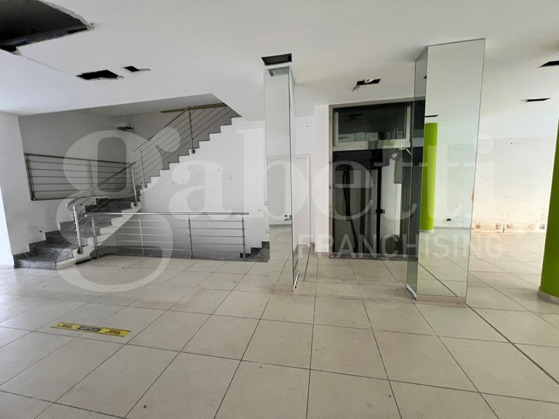 Negozio in Vendita a Amantea, 990'000€, 468 m²