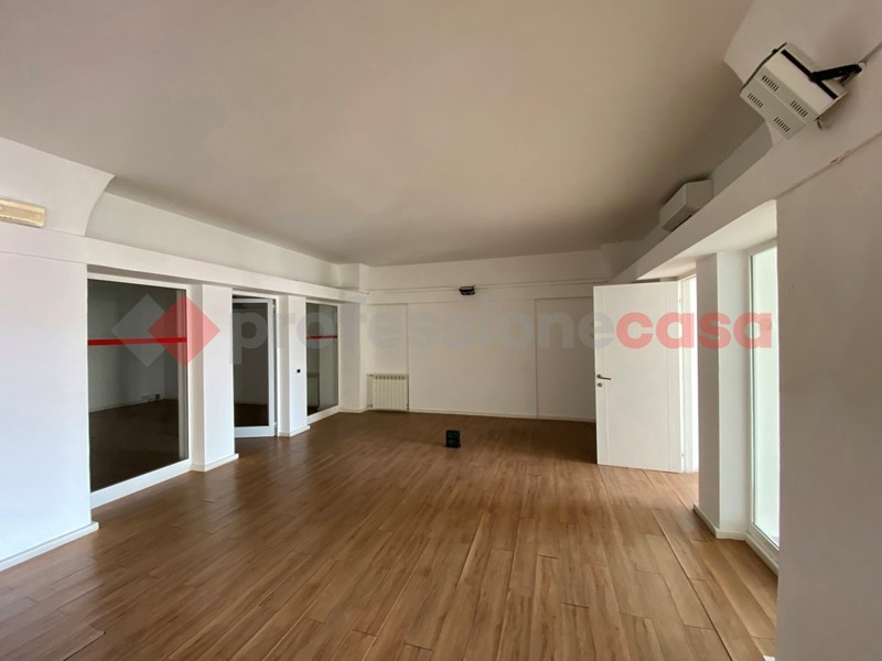 Ufficio in Affitto a Livorno, 1'500€, 238 m²