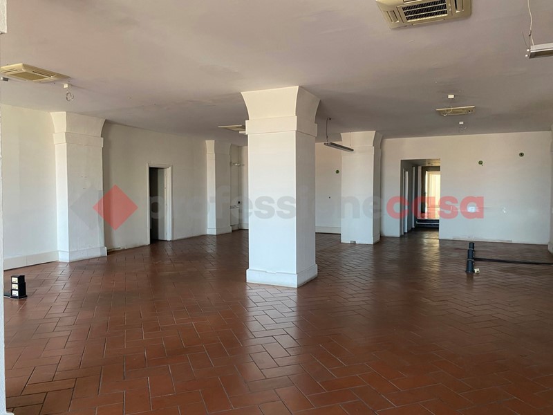 Ufficio in Affitto a Livorno, 1'650€, 250 m²
