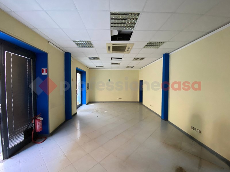 Negozio in Affitto a Livorno, 2'000€, 220 m²
