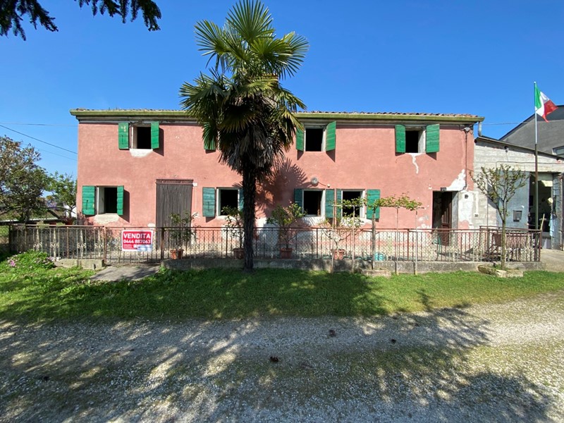 Casale in Vendita a Pojana Maggiore, 45'000&euro;, 195 m²