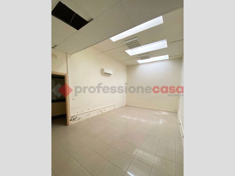 Negozio in Affitto a Livorno, 3'700€, 435 m²