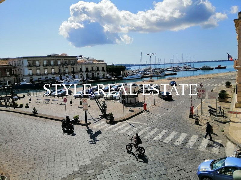 Trilocale in Affitto a Siracusa, zona UMBERTO/ORTIGIA, 1'200€, 100 m², arredato