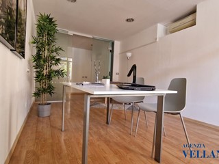 Negozio in Affitto a Carpi, 800€, 30 m²