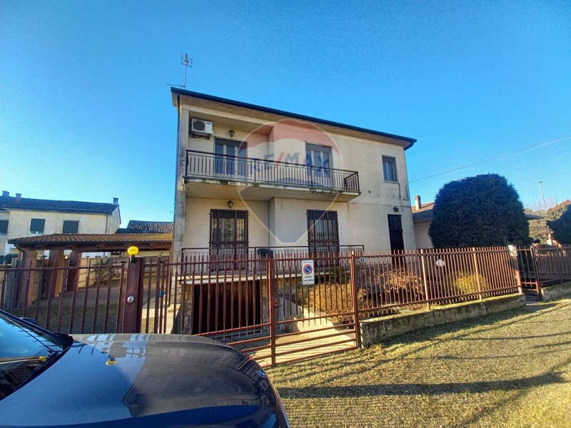 Villa bifamiliare in Vendita a Lomello, 149'000€, 211 m²
