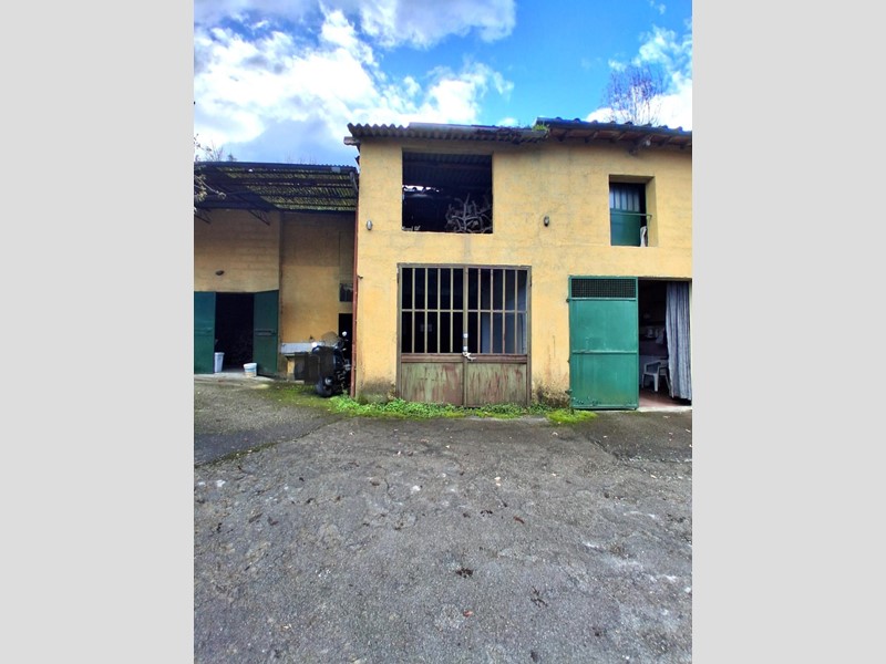 Casale in Vendita a Capannori, zona Massa Macinaia, 25'000€, 70 m²