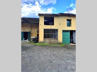 Casale in Vendita a Capannori, zona Massa Macinaia, 25'000€, 70 m²