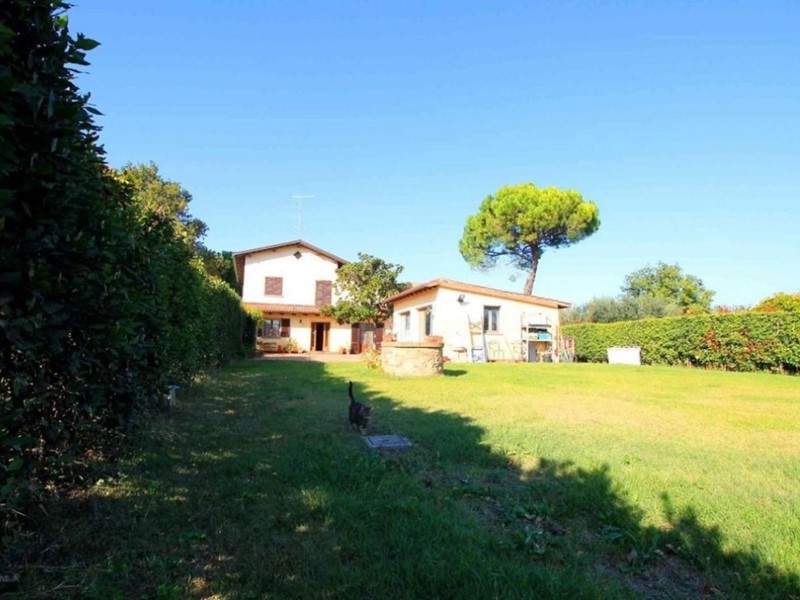 Villa in Vendita a Empoli, zona Santa Maria a Ripa, 595'000€, 300 m²