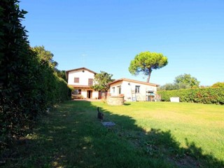 Villa in Vendita a Empoli, zona Santa Maria a Ripa, 595'000€, 300 m²