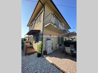 Quadrilocale in Vendita a Montignoso, zona Cinquale, 215'000€, 70 m²