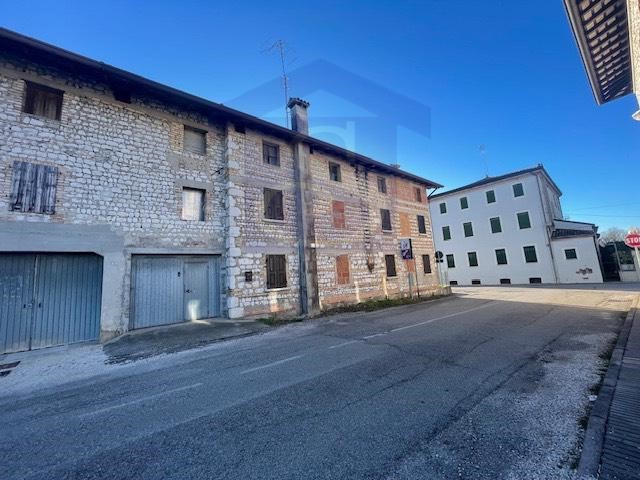 Casale in Vendita a Fontanafredda, 178'000€, 250 m²