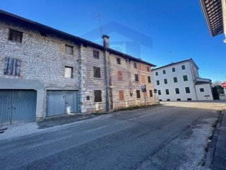 Casale in Vendita a Fontanafredda, 178'000€, 250 m²
