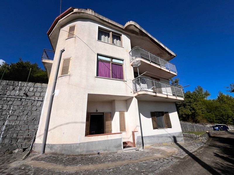 Casa Indipendente in Vendita a Roccagloriosa, 268'000&euro;, 225 m², arredato