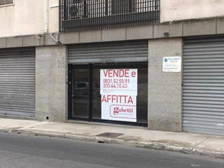 Negozio in Affitto a Brindisi, 1'000€, 82 m²