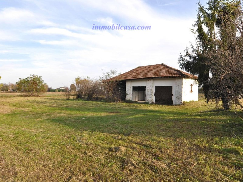 Casale in Vendita a Caraglio, 115'000€, 335 m²
