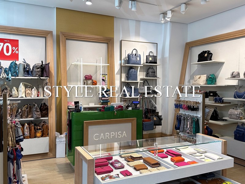 Immobile commerciale in Affitto a Siracusa, zona Tisia, 2'500€, 189 m²