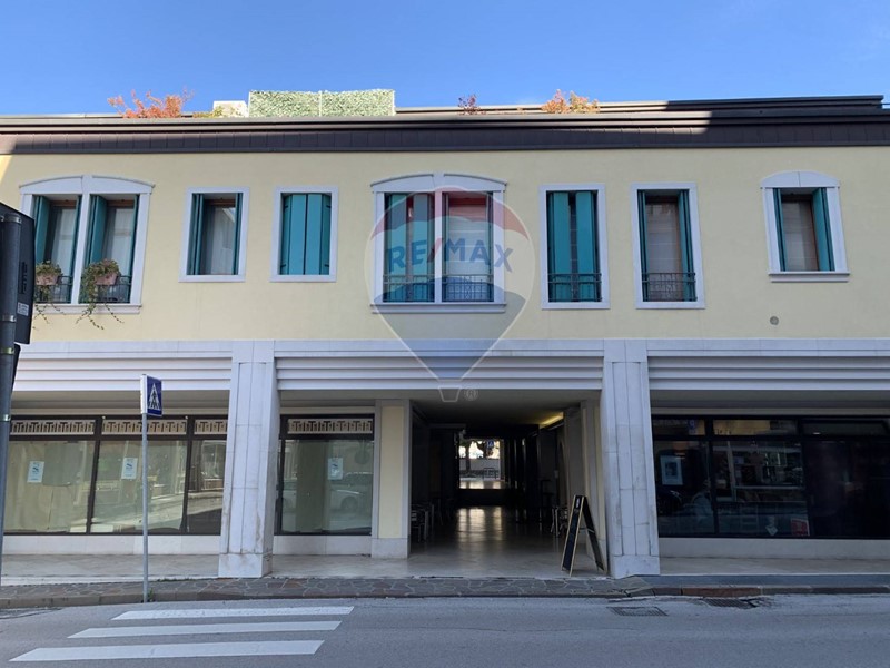 Negozio in Vendita a Belluno, zona Centro, 110'000€, 57 m²