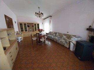 Appartamento in Vendita a Calci, 168'000€, 110 m², con Box