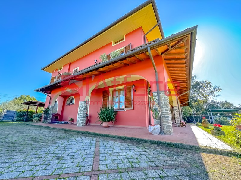 Villa in Vendita a Massa e Cozzile, 480'000€, 380 m², con Box