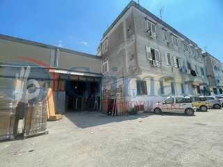 Capannone in Vendita a Quarto, 700'000€, 800 m²