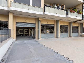 Attività commerciale in Affitto a Gravina di Catania, 5'000€, 600 m²