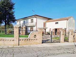 Villa in Vendita a Papozze, 310 m², con Box