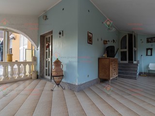 Appartamento in Vendita a Siracusa, zona Arenella-Plemmirio, 150'000&euro;, 192 m², con Box