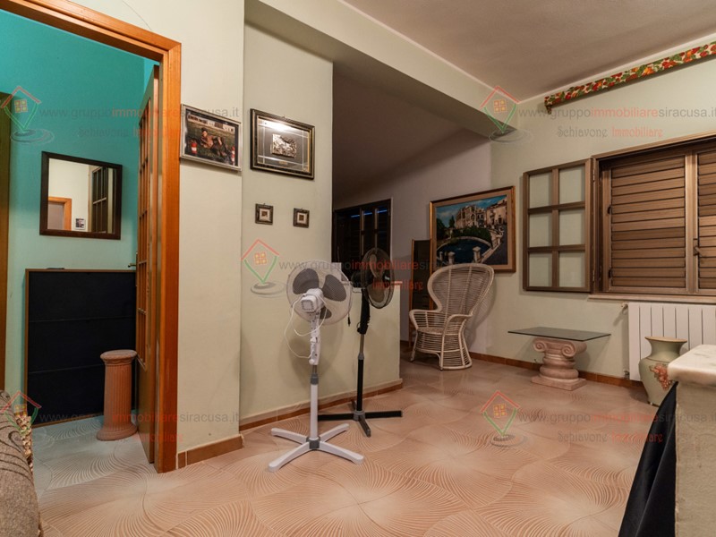 Bilocale in Vendita a Siracusa, zona Arenella-Plemmirio, 75'000&euro;, 91 m²