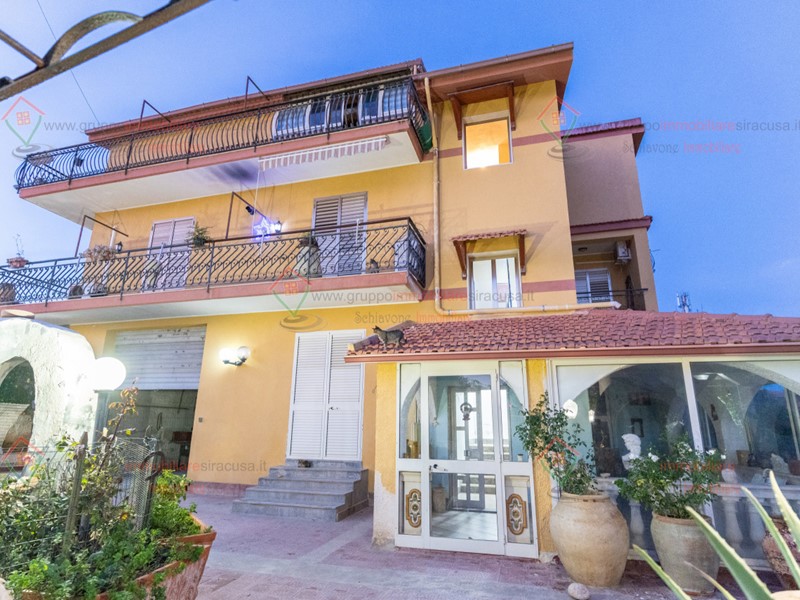 Trilocale in Vendita a Siracusa, zona Arenella-Plemmirio, 75'000&euro;, 100 m²