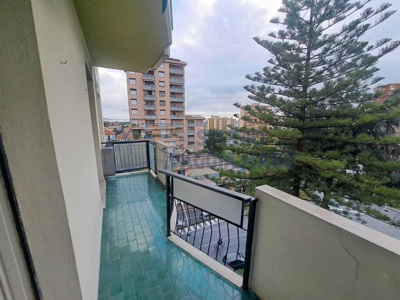 Trilocale in Vendita a Taggia, zona Arma Di Taggia, 228'000€, 75 m²
