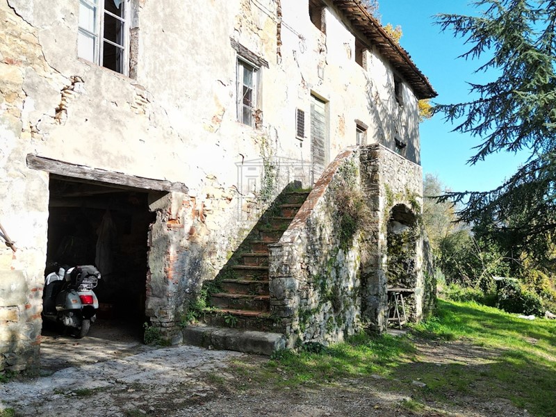 Casale in Vendita a Lucca, zona Nord, 390'000€, 350 m²