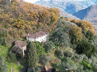 Casale in Vendita a Lucca, zona Nord, 390'000€, 350 m²